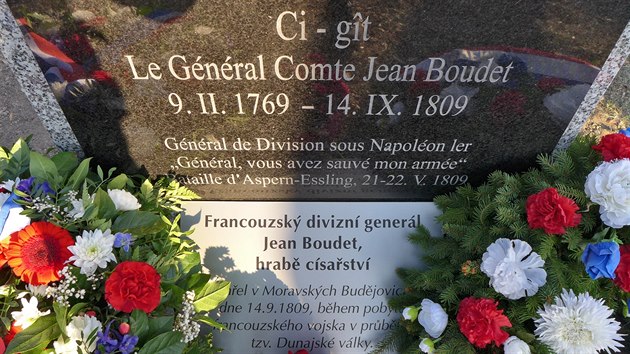 Odhalen pomnku napoleonskmu generlu Jeanu Boudetovi v Moravskch Budjovicch. Akt to byl kontroverzn, nebo Boudet pijel na potku 19. stolet do msta jako jeho okupant. Zzen pomnku zaplatili Francouzi.