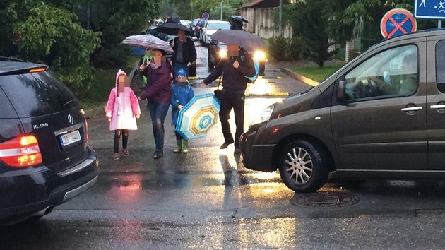 Klasická situace před jednou ze základních škol v Praze. Rodiče vezou děti do školy a pospíchají, často proto vznikají nebezpečné dopravní situace.