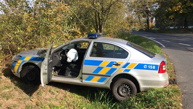 Policist na kraji Prahy spchali k opil idice. Nevybrali vak jednu zatku a skonili mimo silnici. Opilou idiku zadrela druh hldka (10.10.2018)