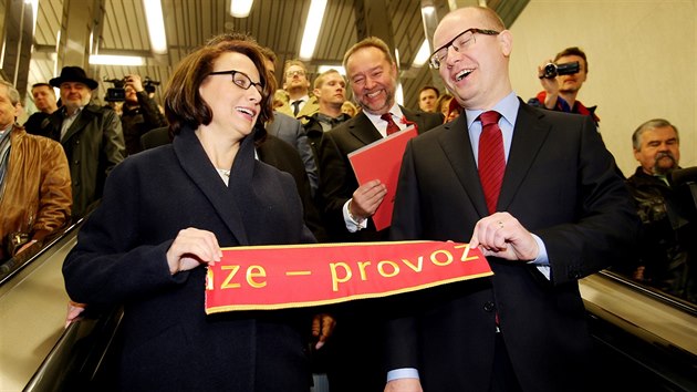 S bývalým premiérem Bohuslavem Sobotkou otevřela Adriana Krnáčová nové stanice metra A. (6. dubna 2015)