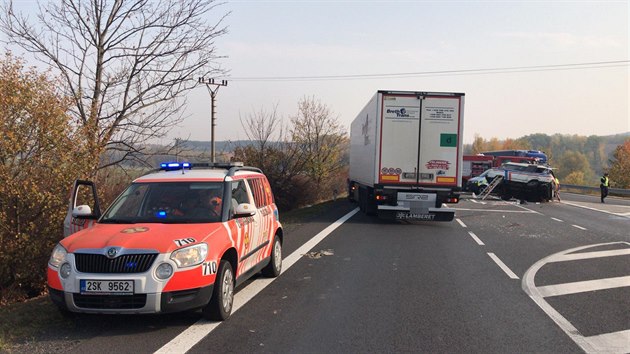 U obce Hořešovice na Kladensku se srazila dodávka s kamionem. Řidič dodávky nehodu nepřežil (18.10.2018)