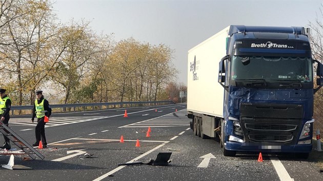 U obce Hořešovice na Kladensku se srazila dodávka s kamionem. Řidič dodávky nehodu nepřežil (18.10.2018)