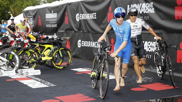 Patrick Lange (vlevo) a Romain Guillaume vyrej do cyklistick sti Ironmana na Havaji.