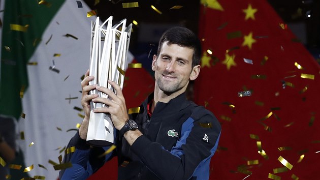 Novak Djokovi s trofej pro vtze turnaje v anghaji.