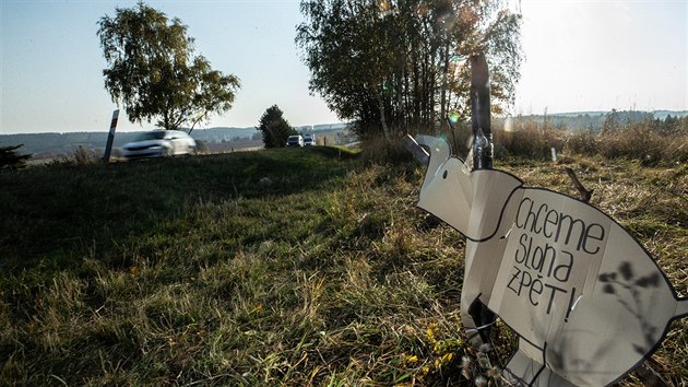 Místo plechového poutače ve tvaru slona je teď u cesty z Trutnova na Jaroměř poblíž obce Střítež slon papírový (17.10.2018).