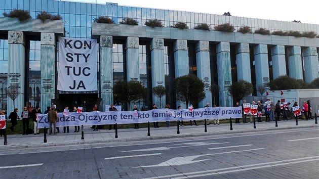 Demonstrace ped budovou Nejvyho soudu ve Varav (11. jna 2018)