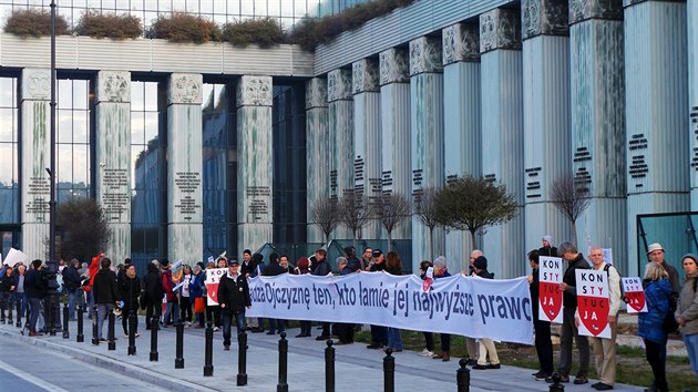 Demonstrace ped budovou Nejvyho soudu ve Varav na protest proti kontroverznmu rozhodnut prezidenta jmenovat nov soudce (11. jna 2018)