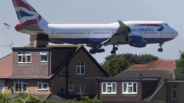 Boeing 747 spolenosti British Airways pistv na londnskm letiti Heathrow. (25. ervna 2018)