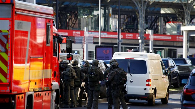 Pslunci tvaru rychlho nasazen nmeck policie ped ndram v Koln nad Rnem (15.10.2018)