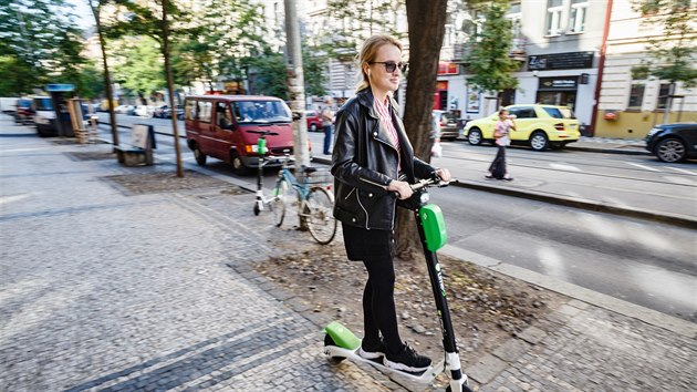 Elektrick kolobka Lime-S, kterou je mon v Praze za poplatek pjit pes aplikaci a zaparkovat zase kdekoliv. Vtina uivatel s kolobkami jezd po chodncch. (12.jna 2018) 