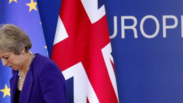 Britsk premirka Theresa Mayov po tiskov konferenci na summitu EU v Bruselu (18. jna 2018)