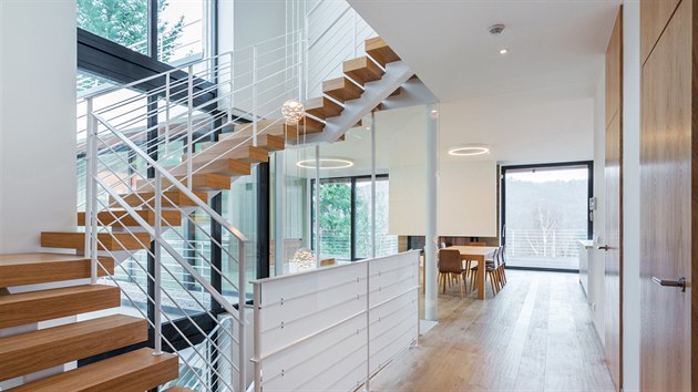 Vila Na Vyhlídce: schodiště se prolíná celým domem a tvoří hlavní dominantu prostoru.
