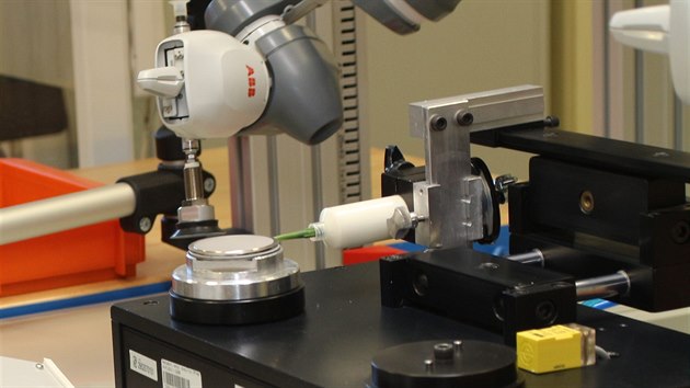 Robot těsně před zahájením nanášení izolační vrstvy na okraj součástky
