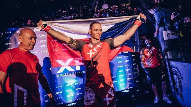 Petr Ondru jde do oktagonu XFN bojovho sportu MMA, podporuje ho zpvk Daniel Landa.