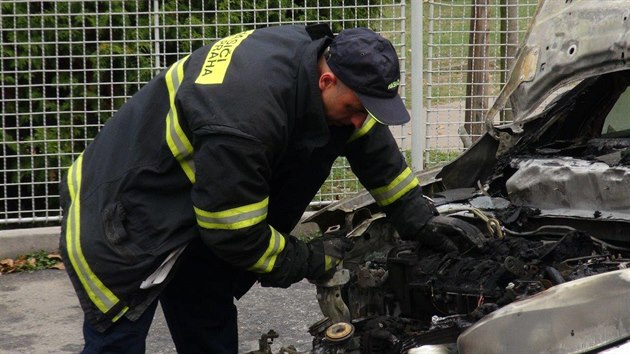 V praskm Branku hoelo auto s nasprejovanm nzvem Uber. (19.10.2018)