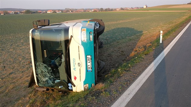 Autobusu praskla pravá přední pneumatika, řidič nebyl schopen udržet autobus na silnici.