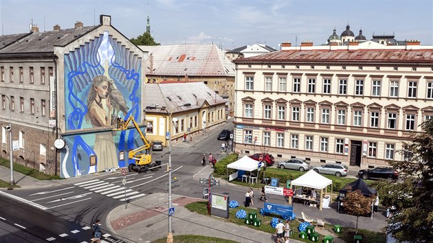 Nejvt malbou letonho ronku olomouckho Street art festivalu je Dvka s orlic na Passingerov mln od Indonzana, kter si k Wild Drawing. Pi pprav si vyrobil paprov model mlna, aby zjistil, jak na nj bhem dne dopad svtlo a stn.