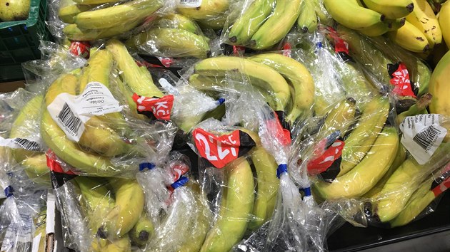 Do plastových obalů se balí i trsy banánů.