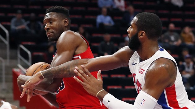 Andre Drummond (vpravo) z Detroitu atakuje Iana Mahinmiho z Washingtonu.