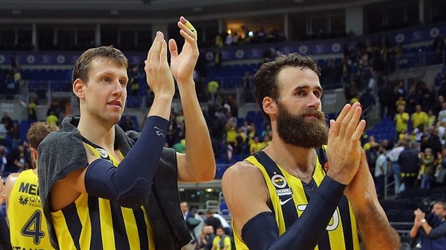 Jan Vesel (vlevo) a Gigi Datome oslavuj vhru Fenerbahce Istanbul.