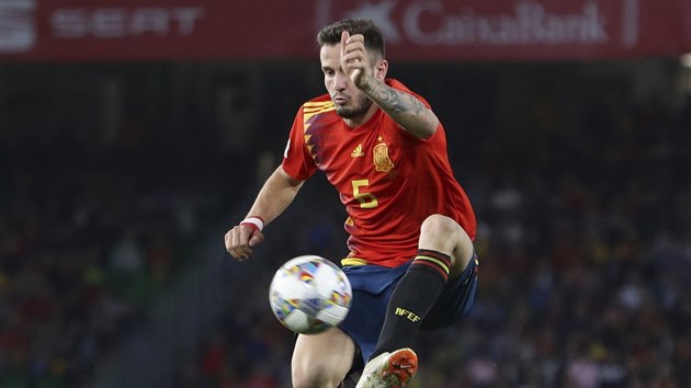 Španělský fotbalista Saul Niguez v duelu s Anglií.