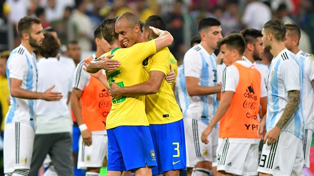 Brazilt fotbalist se raduj z vhry nad Argentinou.