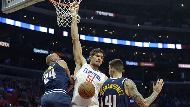 Boban Marjanovi (v blm) z LA Clippers smeuje i bez vskoku. A obas pi tom ohne obrouku. Brnili ho Mason Plumlee (24) a Juancho Hernangmez (41).