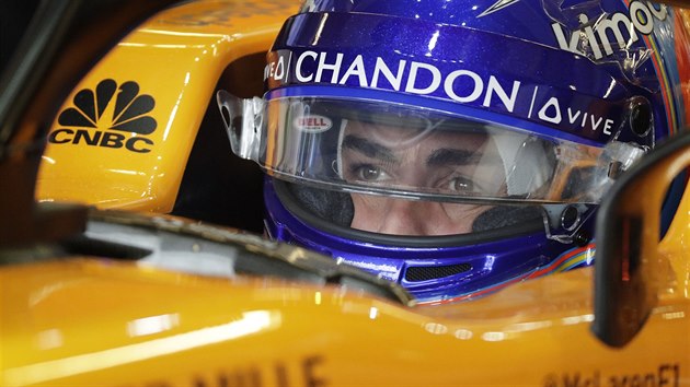 Fernando Alonso v kokpitu svho mclarenu