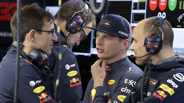 Max Verstappen debatuje s techniky ze stje Red Bull.