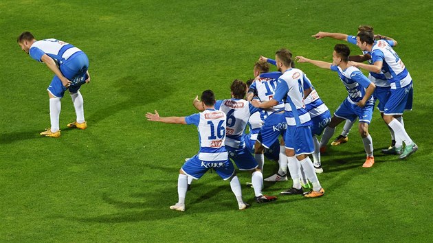 Fotbalist st a jejich netradin oslava glu, vlevo Ji Pimpara jakoto fotograf.