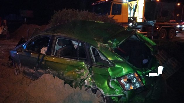 Nehoda osobnho auta a kamionu omezila na 6 hodin dopravu na kiovatce Mileta v Hradci Krlov (10.10.2018).