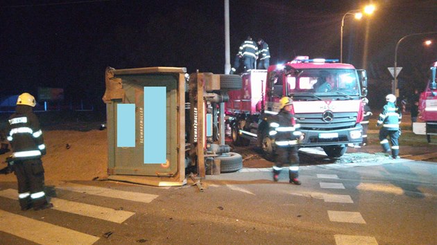 Nehoda osobn�ho auta a kamionu omezila na 6 hodin dopravu na k�i�ovatce Mileta v Hradci Kr�lov� (10.10.2018).