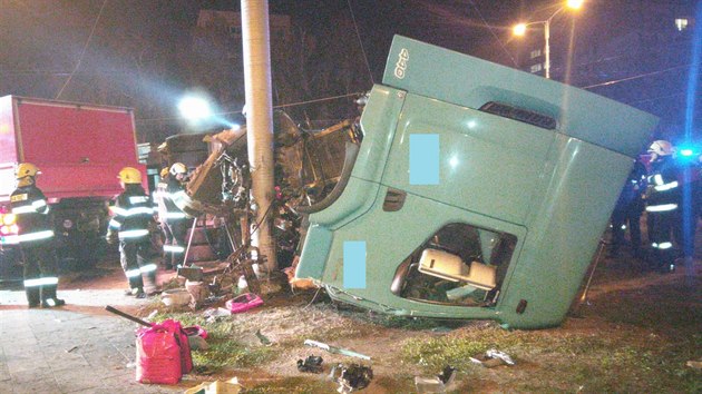 Nehoda osobnho auta a kamionu omezila na 6 hodin dopravu na kiovatce Mileta v Hradci Krlov (10.10.2018).
