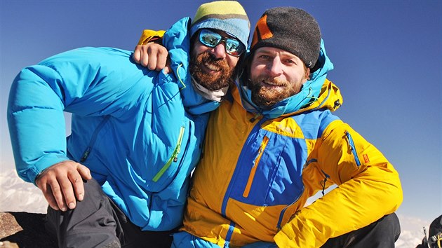 Libor Duek (vpravo) a Zdenk Jirou na vrcholu Karla Marxe. Jsou jednmi z mla, kte na horu v poslednch letech vystoupali severn cestou.