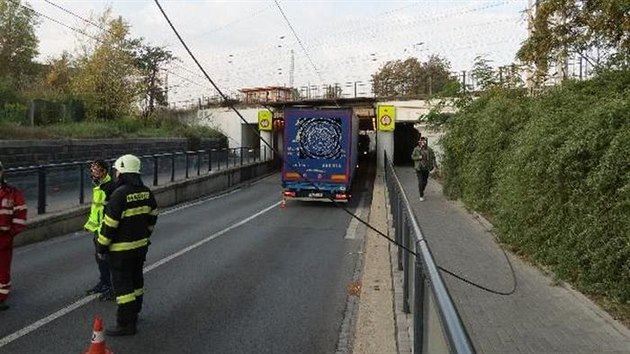 Kamion v podjezdu v hradeckch Kuklench strhl trolejov veden (17.10.2018).