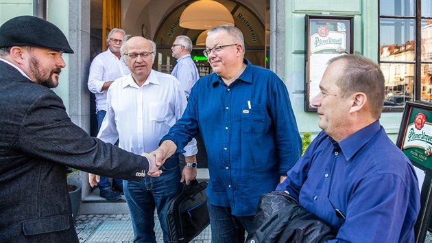 Jednání o budoucí hradecké koalici mezi ANO a ODS. Vpravo možný budoucí primátor Alexandr Hrabálek.