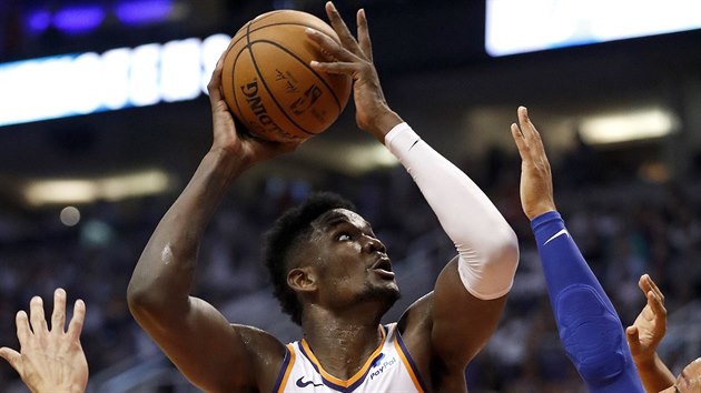 Deandre Ayton z Phoenixu m na ko v utkn proti Dallasu.