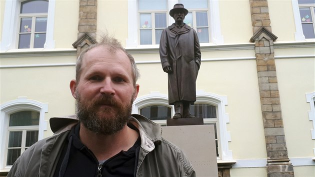 Bronzov socha prezidenta Masaryka je dlem sochae Ladislava Jezbedy (na snmku).