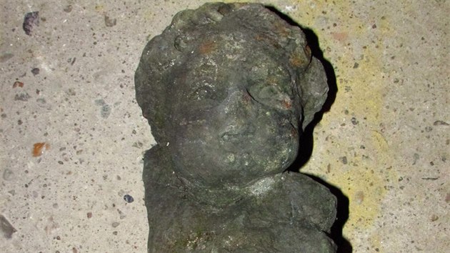 Nalezen hlava Jezultka, kter stvalo na knize svatho Antonna.