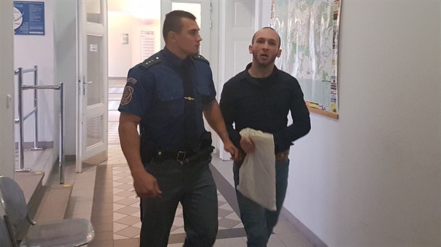 Tomáš Frťala stanul před plzeňským okresním soudem. Podle obžaloby vydíral, bil a znásilňoval prostitutky. (10. 10. 2018)