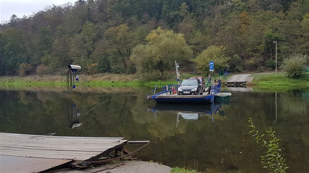 Letos se pevoznci v Darov, kte voz zjemce pes eku Berounku, tm nezastav. Od ledna do konce z jejich slueb vyuilo vce ne 33 tisc lid. (8. 10. 2018)