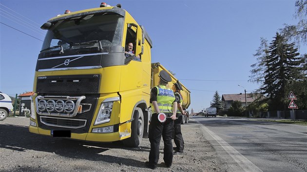 Policistky kontroluj kamiony v Mt na Rokycansku, kde je zakzan tranzitn doprava pro vozy nad 12 tun. (11. 10. 2018)