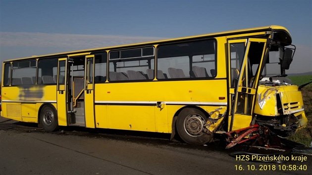 Pi elnm stetu osobnho auta s autobusem u Klatov se dopoledne zranili ti lid. idie kody Felicia museli hasii vysthat.