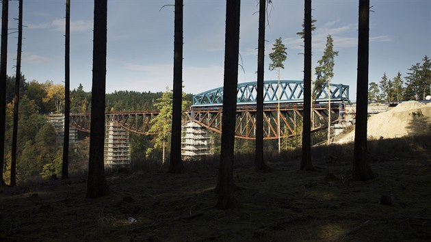 Most nad pehradou Hracholusky se po vce ne sto letech dokal nov konstrukce. Ta star, kter zrezivla, skon ve rotu. (16. 10. 2018)