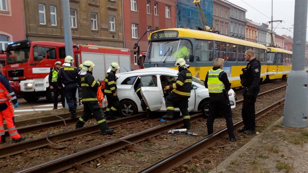 Pi dopravn nehod v Plzni se zranil idi osobnho vozidla. Ten pi odboovn nedal pednost tramvaji a srazil se s n. (19. 10. 2018)