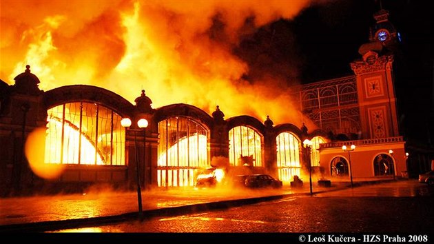 Hasiči zasahovali při požáru Průmyslového paláce v Praze. (16. října 2008)