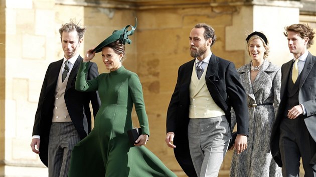Pippa Middletonov s manelem Jamesem Matthewsem a jej bratr James Middleton na svatb princezny Eugenie a Jacka Brooksbanka (Windsor, 12. jna 2018)