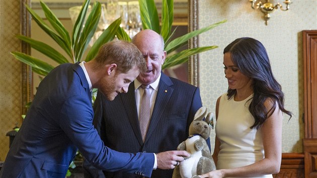 Princ Harry a vvodkyn Meghan s drky od generlnho guvernra Austrlie Petera Cosgrovea (Sydney, 16. jna 2018)
