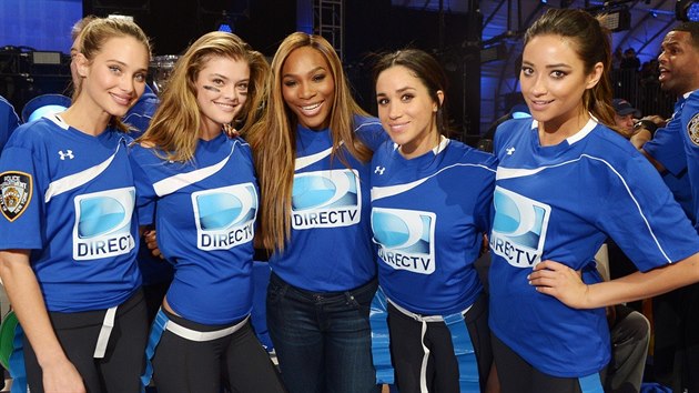Hannah Davisov, Nina Agdalov, Serena Williamsov, Meghan Markle a Shay Mitchellov na DirecTV Beach Bowl (New York, 1. nora 2014)