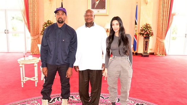 Kanye West, Kim Kardashianov a ugandsk prezident Yoweri Museveni (Entebbe, 15. jna 2018)